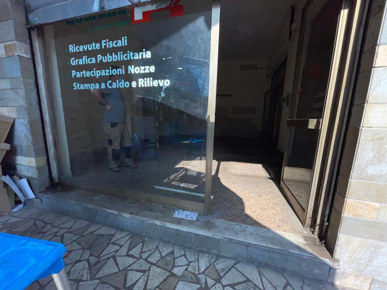 COMMERCIAL PREMISES WITH WINDOWS ON THE STREET COMMERCIAL PREMISES WITH WINDOWS ON THE STREET