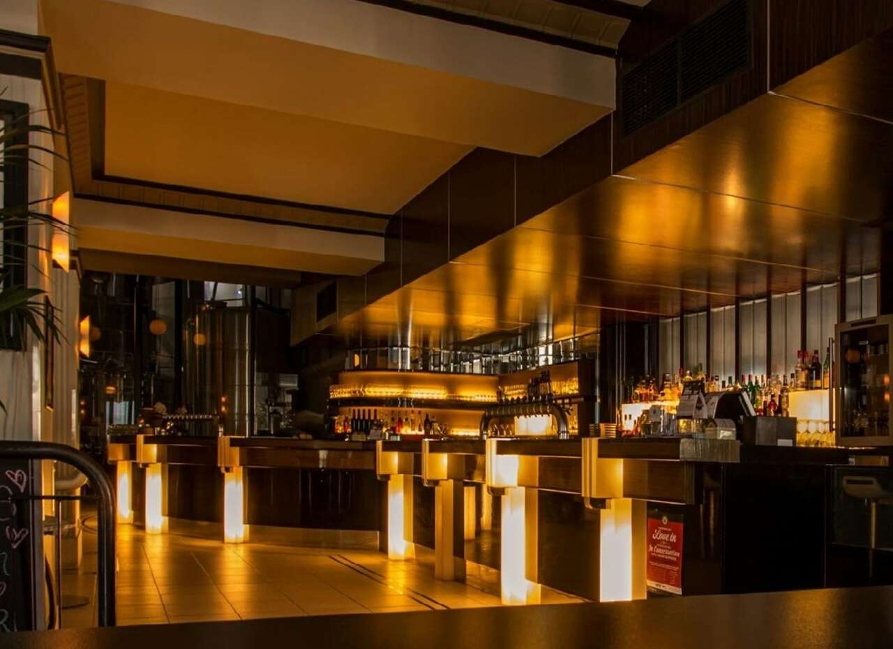 IMMOBILI A REDDITO INTERI STABILI E NEGOZI IMMOBILI A REDDITO INTERI STABILI E NEGOZI