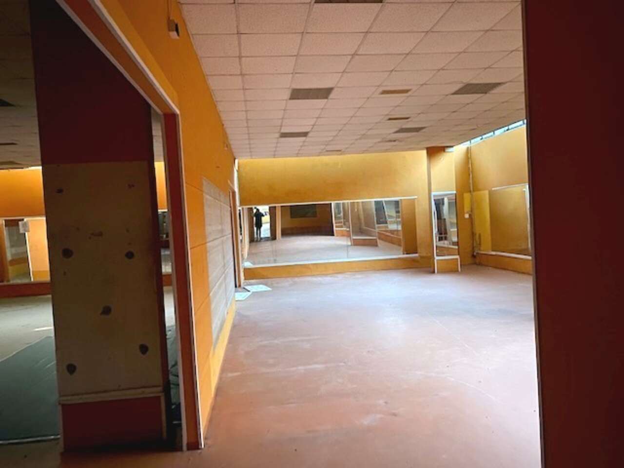 LOCALE COMMERCIALE DA RISTRUTTURARE LOCALE COMMERCIALE DA RISTRUTTURARE