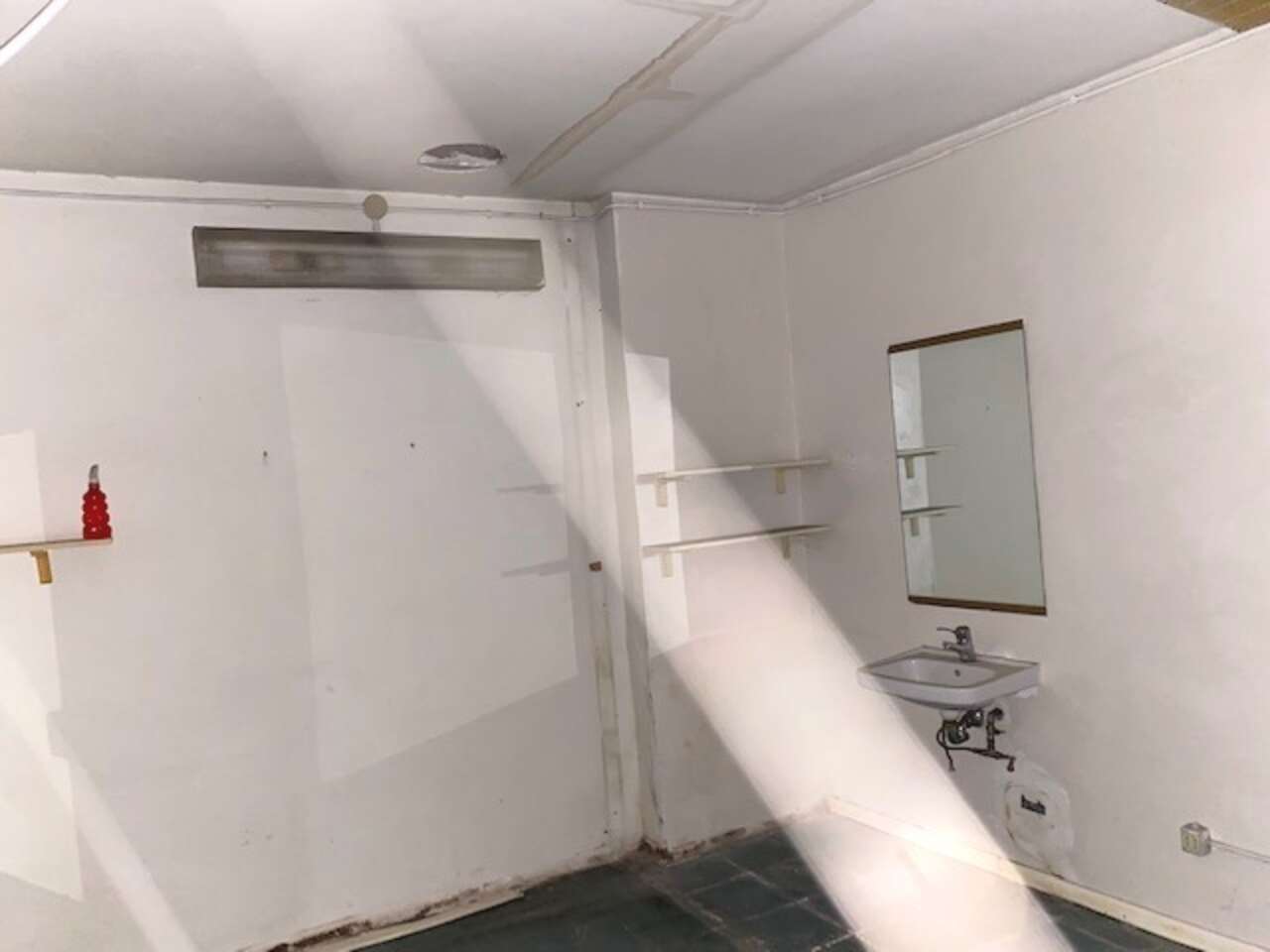 LOCALE COMMERCIALE DA RISTRUTTURARE LOCALE COMMERCIALE DA RISTRUTTURARE