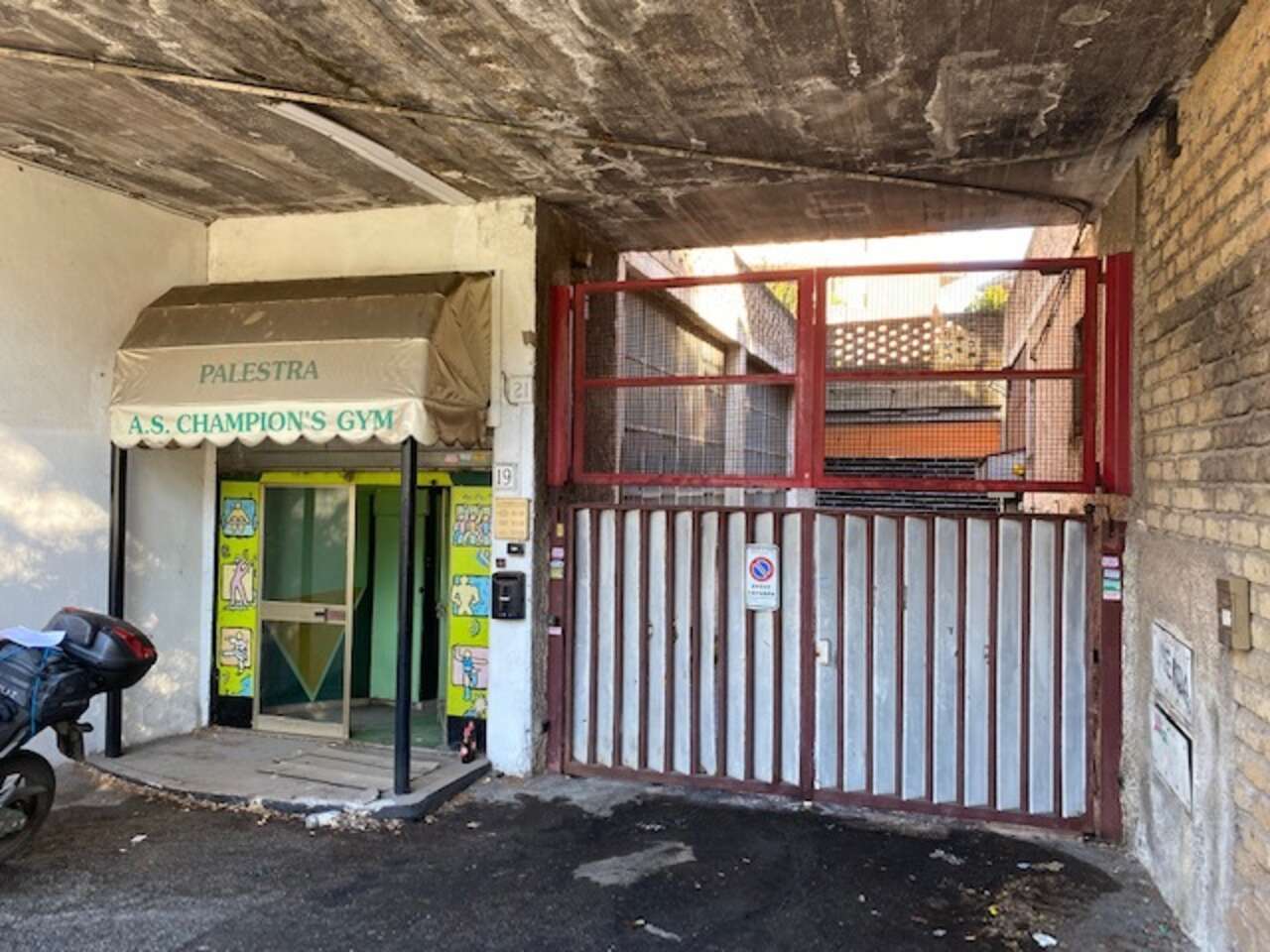 LOCALE COMMERCIALE DA RISTRUTTURARE LOCALE COMMERCIALE DA RISTRUTTURARE