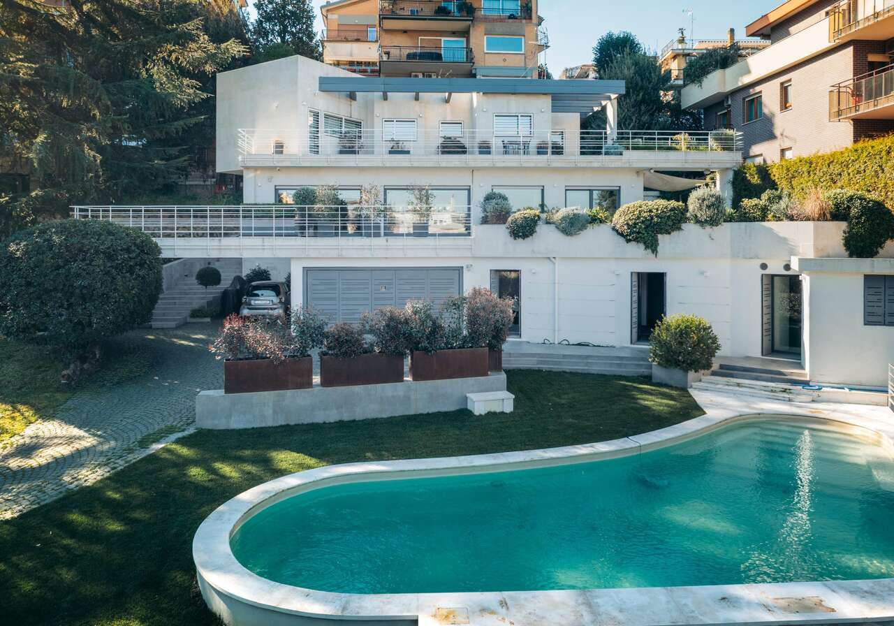 SINGLE FAMILY, VILLA WITH PARK AND SWIMMING POOL.