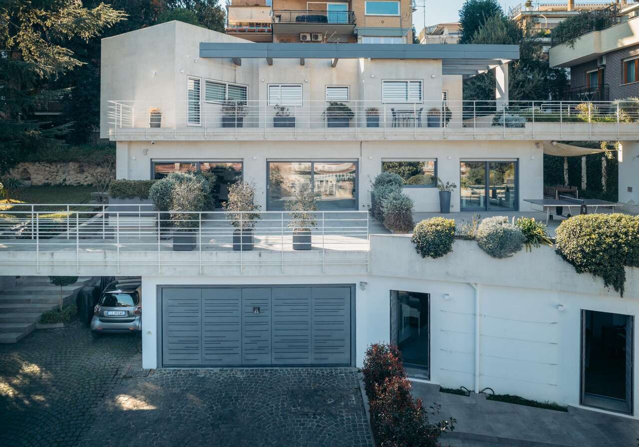 SINGLE FAMILY, VILLA WITH PARK AND SWIMMING POOL.