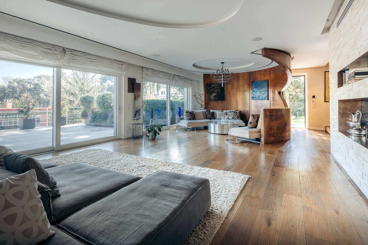 SINGLE FAMILY, VILLA WITH PARK AND SWIMMING POOL.