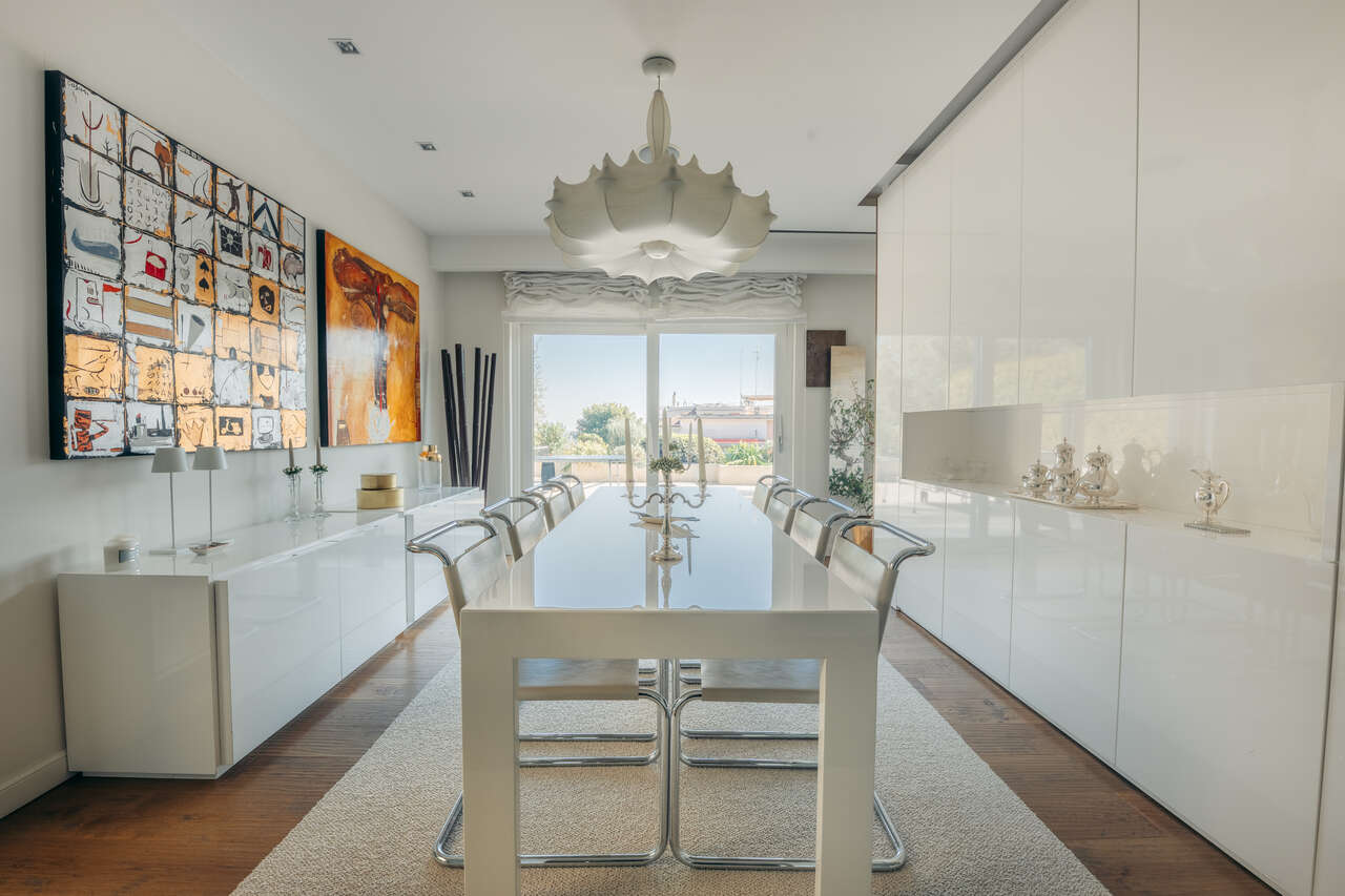 SINGLE FAMILY, VILLA WITH PARK AND SWIMMING POOL.