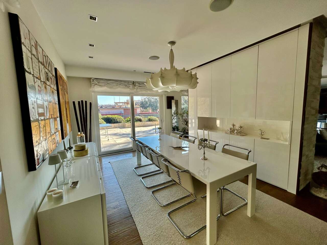 SINGLE FAMILY, VILLA WITH PARK AND SWIMMING POOL.