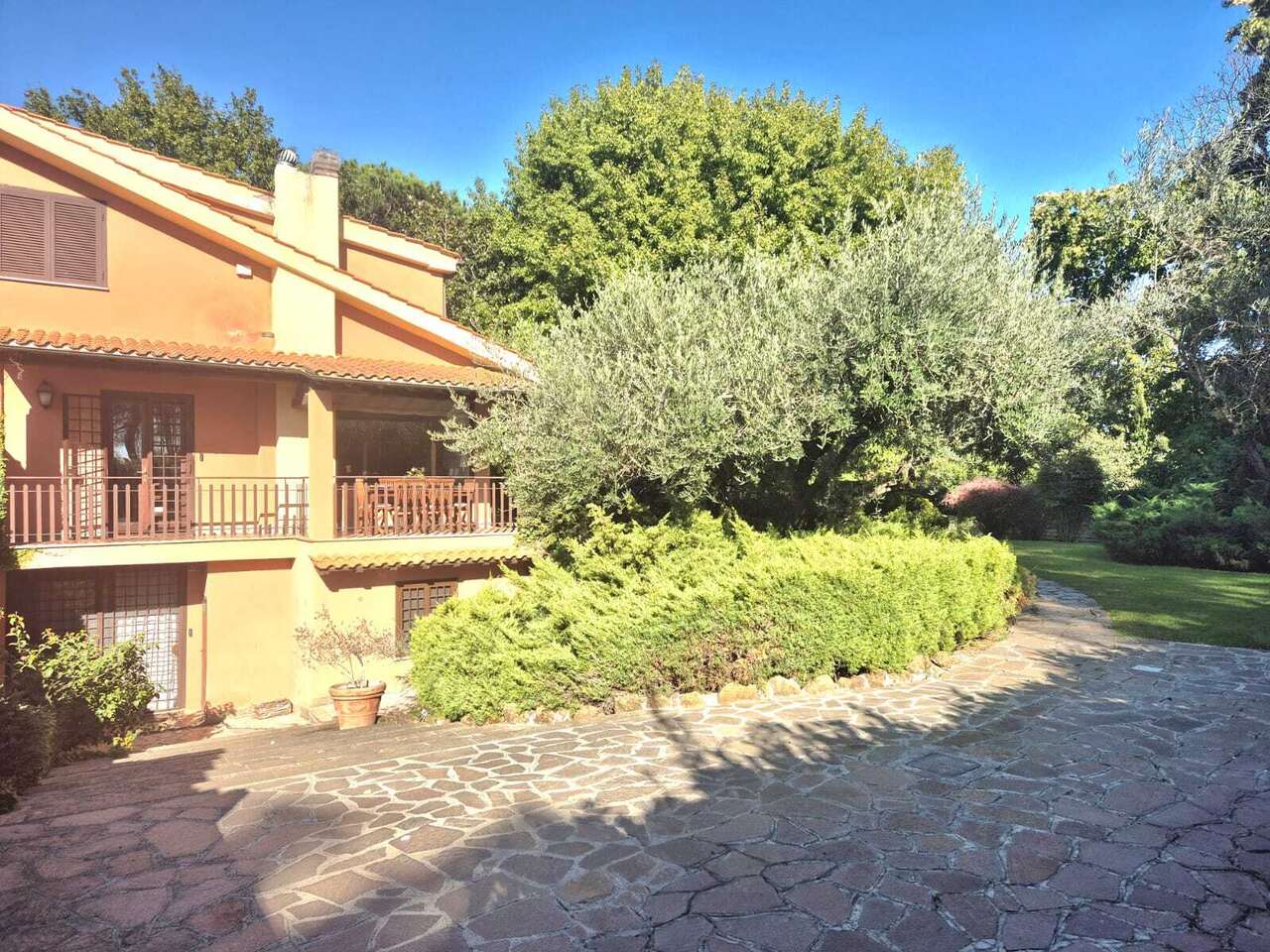 FORMELLO, SEMI-DETACHED VILLA WITH GARDEN