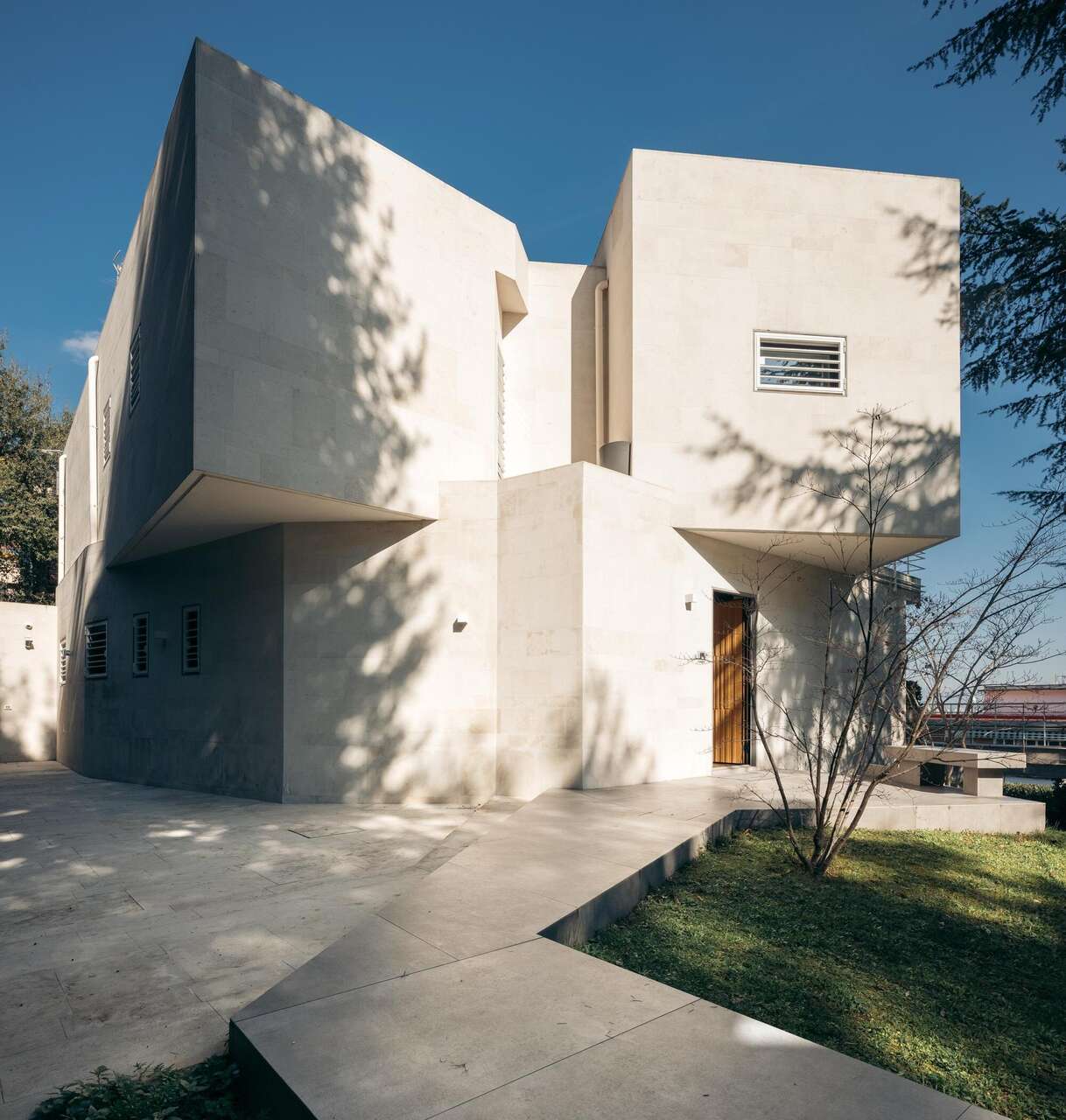 SINGLE FAMILY, VILLA WITH PARK AND SWIMMING POOL.