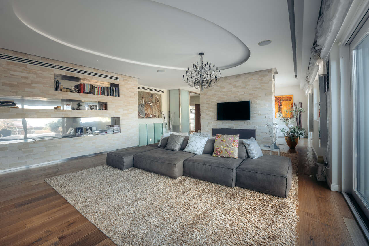 SINGLE FAMILY, VILLA WITH PARK AND SWIMMING POOL.