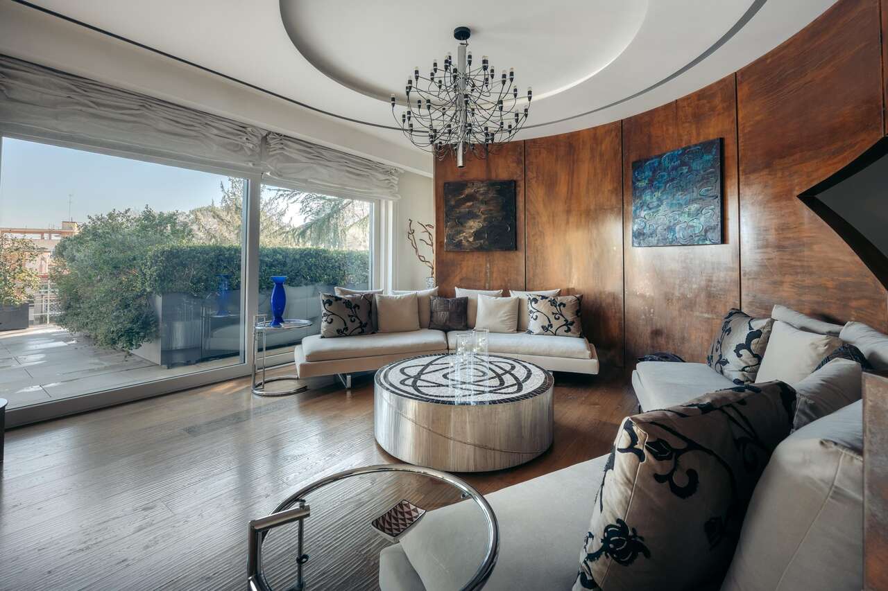 SINGLE FAMILY, VILLA WITH PARK AND SWIMMING POOL.