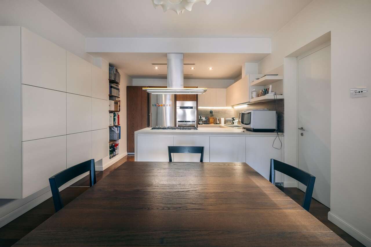 SINGLE FAMILY, VILLA WITH PARK AND SWIMMING POOL.