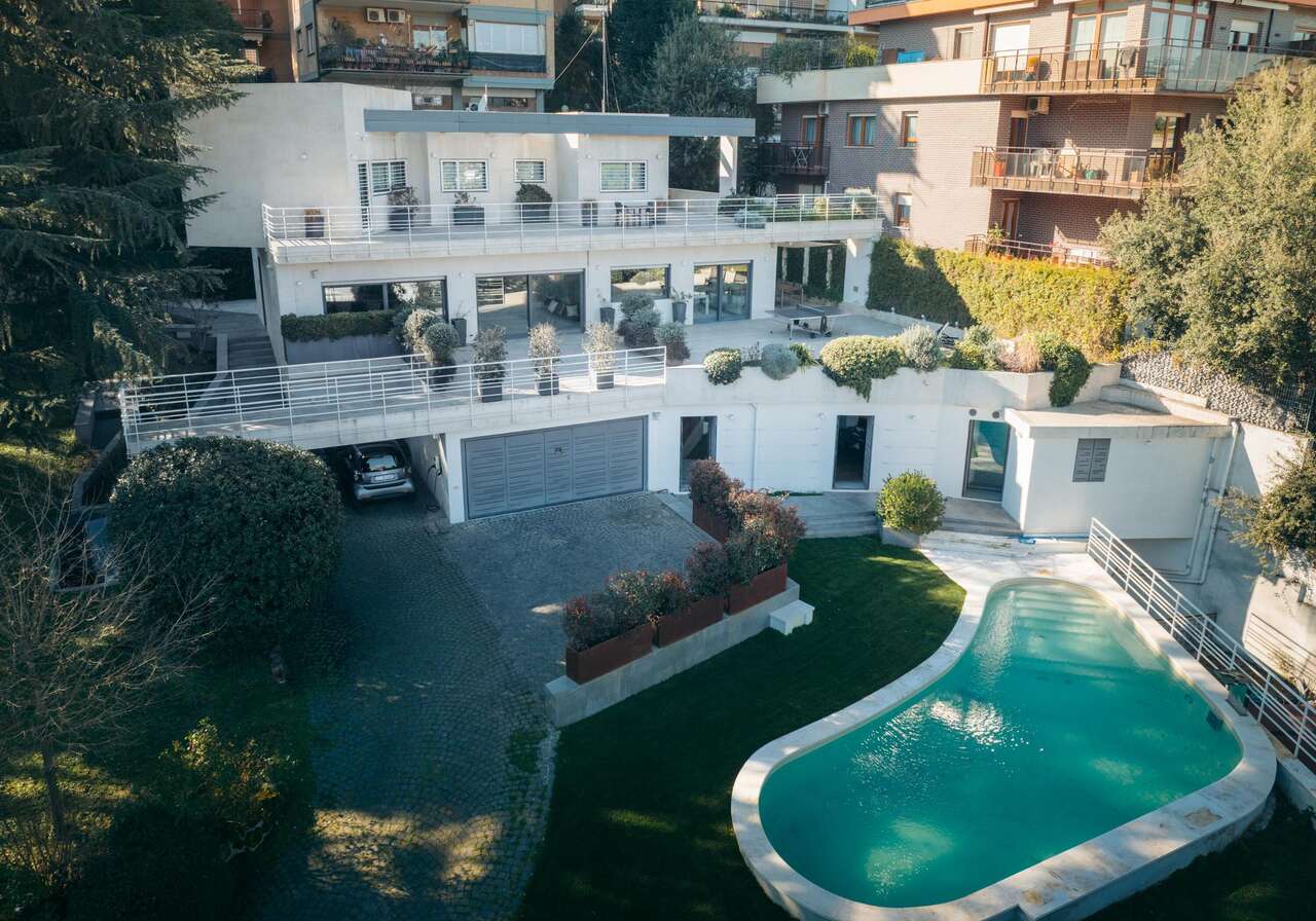 VILLA UNIFAMILIARE CON PARCO E PISCINA VILLA UNIFAMILIARE CON PARCO E PISCINA