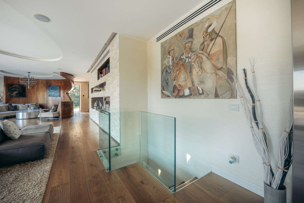 VILLA UNIFAMILIARE CON PARCO E PISCINA