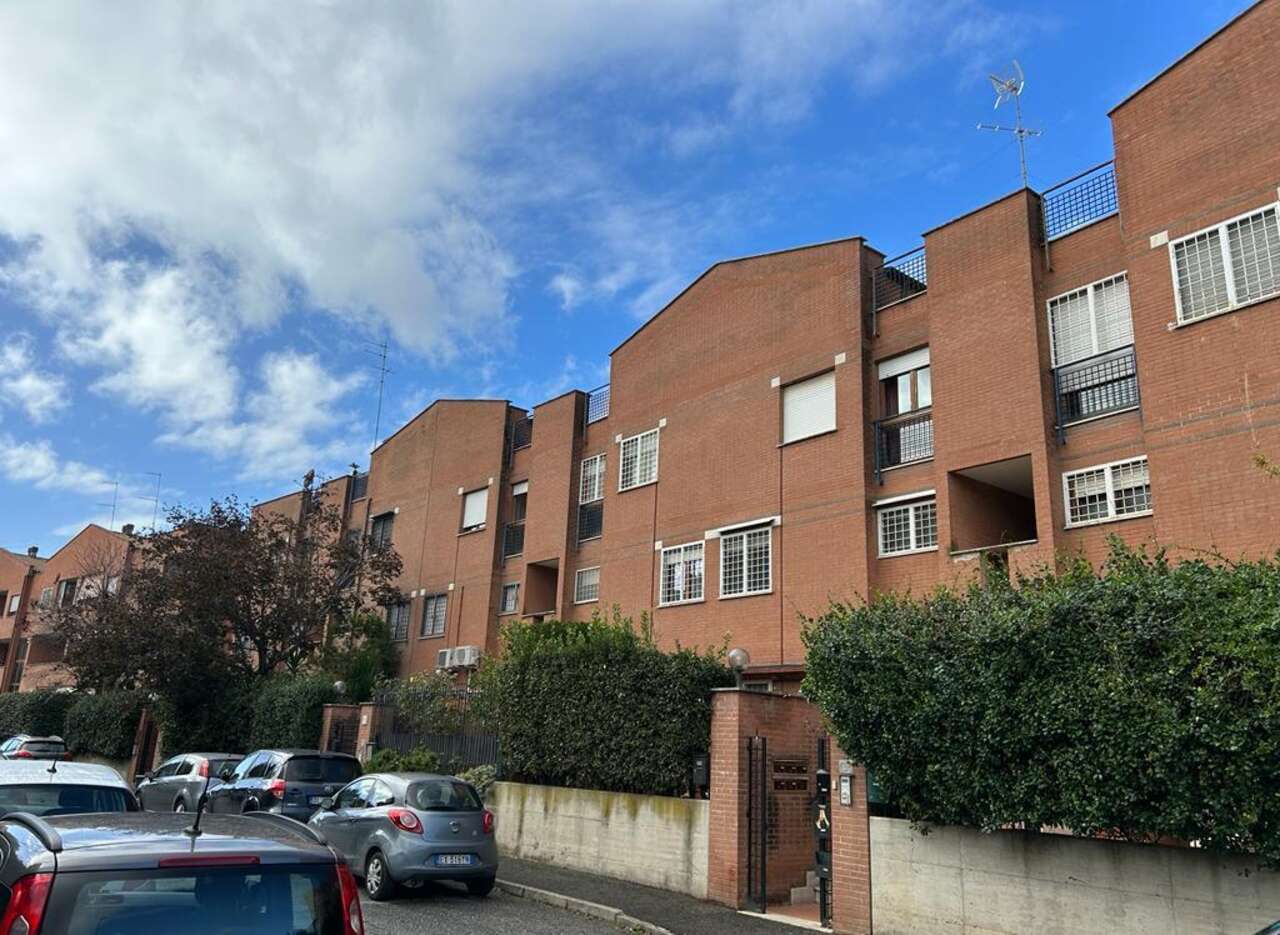 LA STORTA, QUADRILOCALE SU TRE LIVELLI