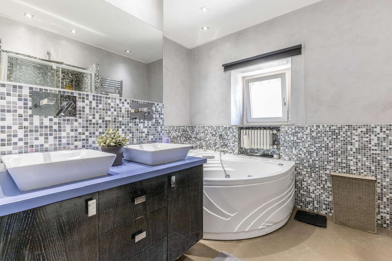 A TRUE GEM AMONG VINEYARDS AND OLIVE GROVES