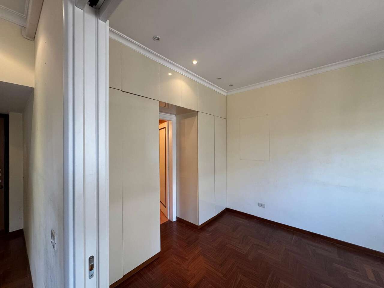 CHARMING APARTMENT IN MONTI PARIOLI CHARMING APARTMENT IN MONTI PARIOLI