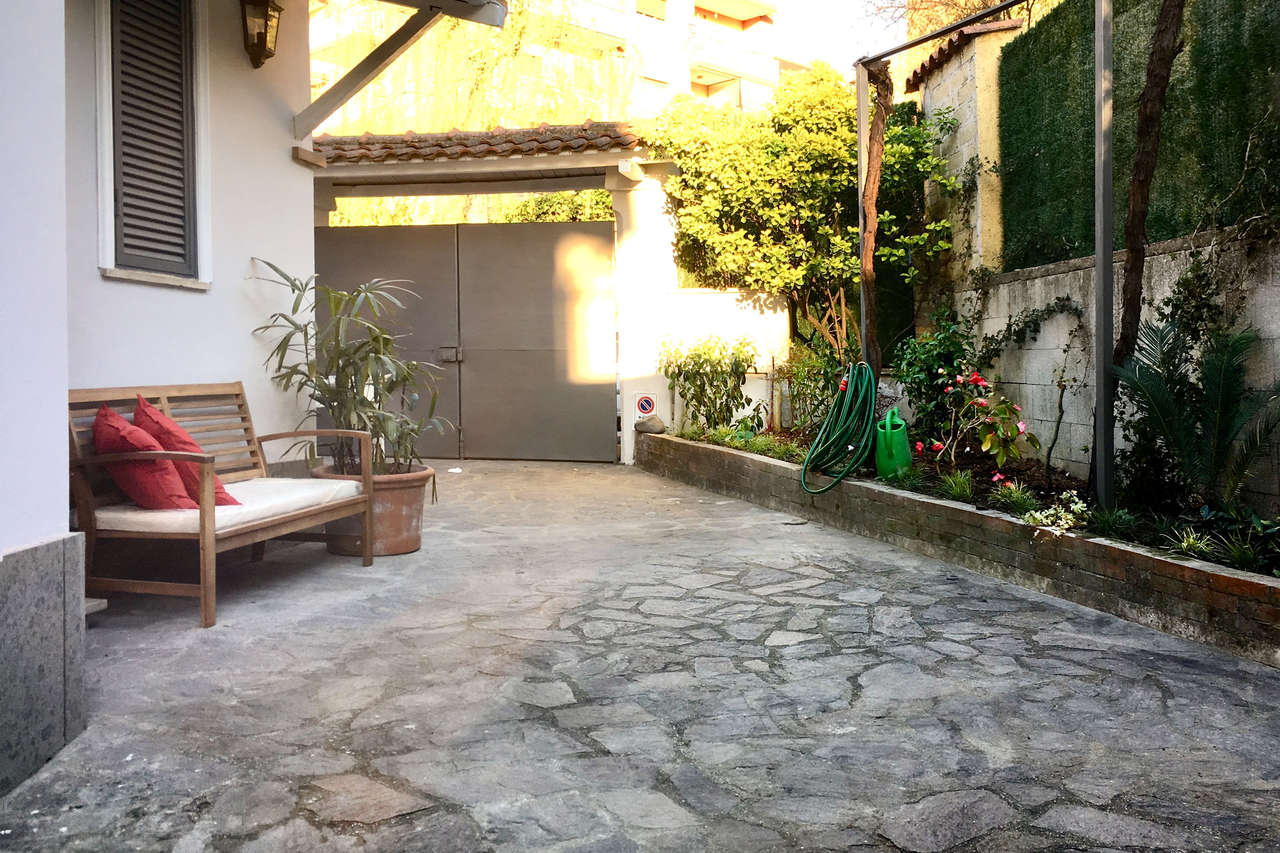 APPARTAMENTO IN VILLA CON GIARDINO