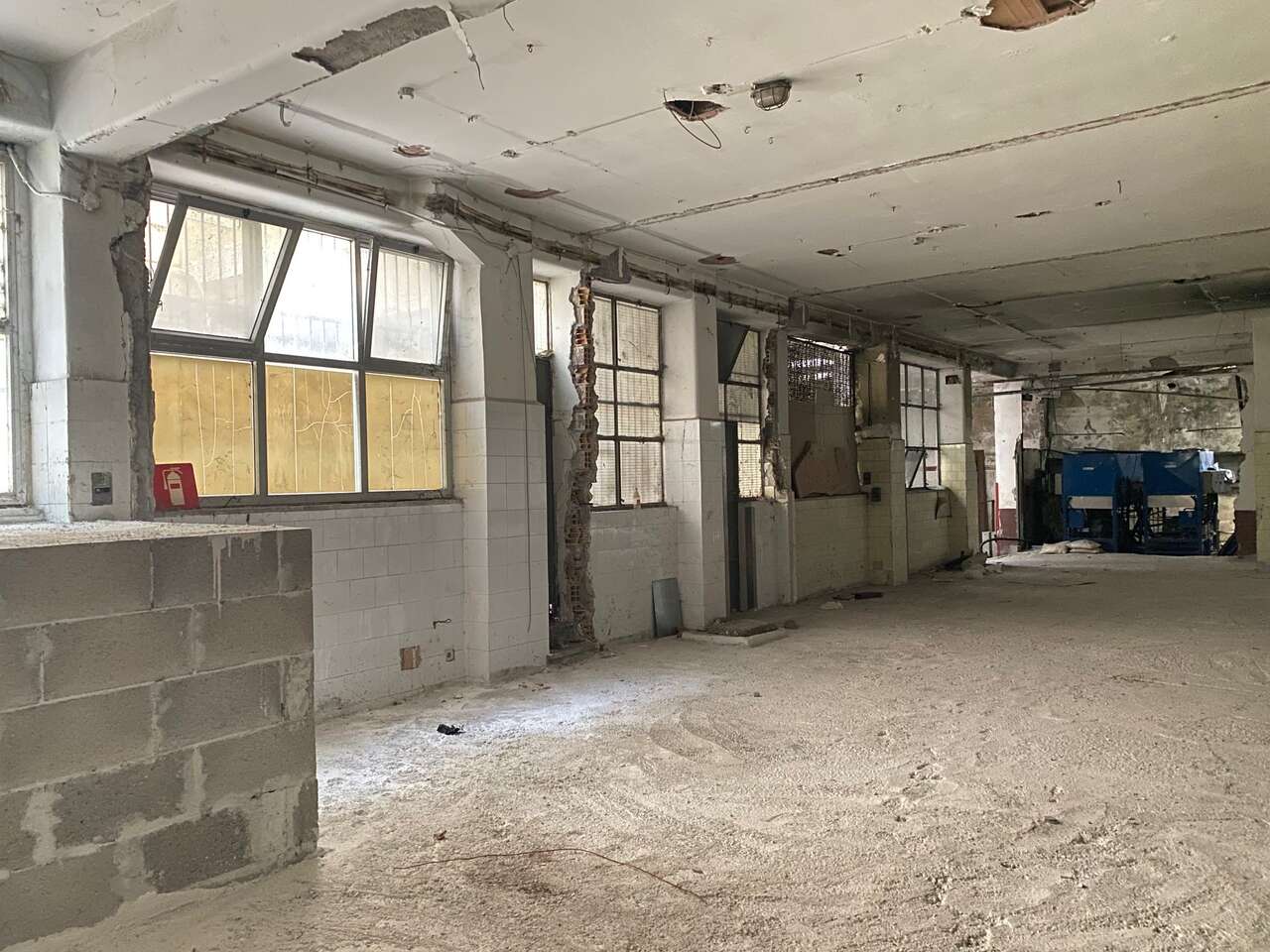 LARGE COMMERCIAL ROOM LARGE COMMERCIAL ROOM