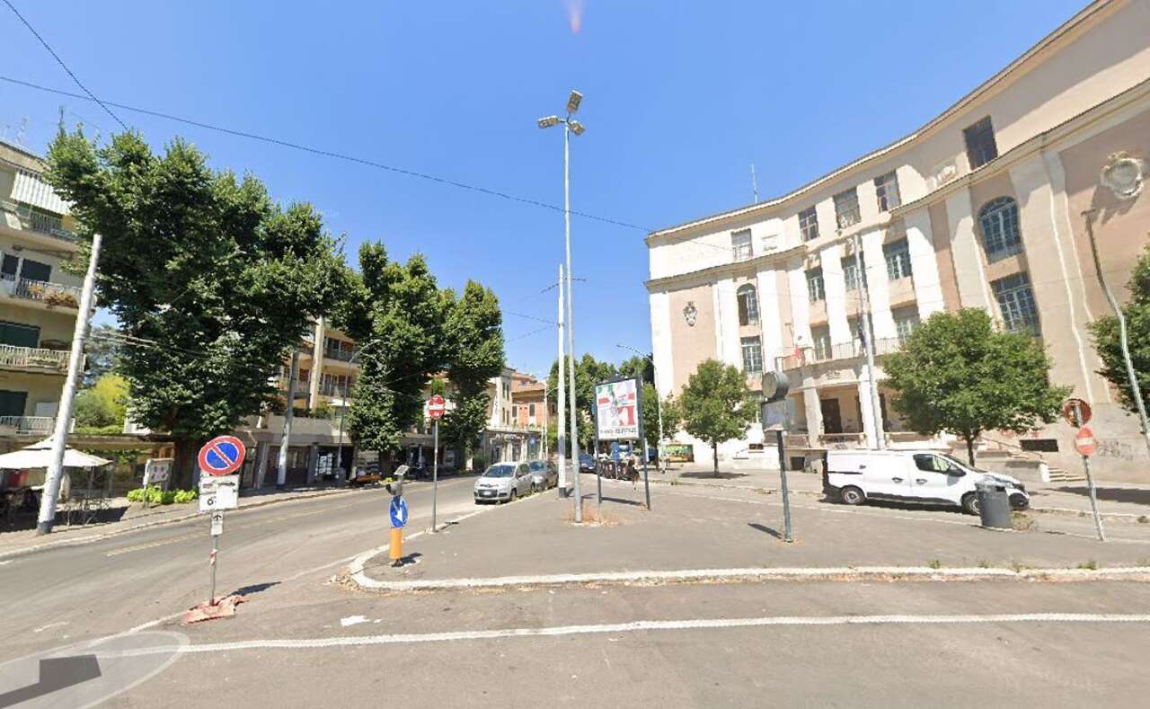 MONTE SACRO, LOCALE CON ALTA VISIBILITA'