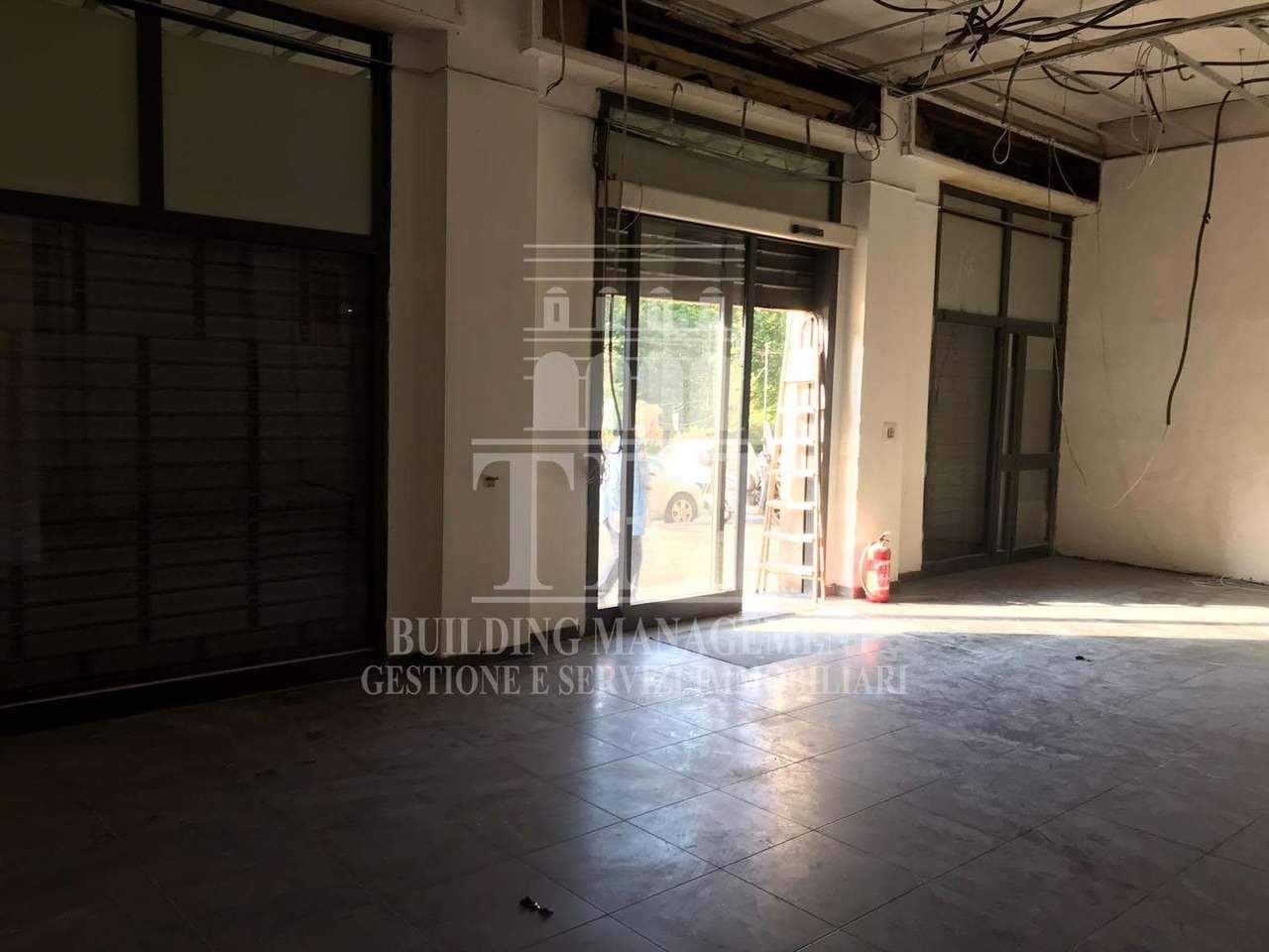 TWO-LEVEL ROOM WITH 3 SHOWCASES