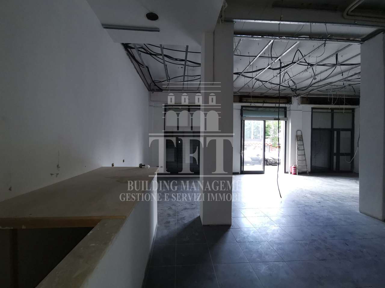 TWO-LEVEL ROOM WITH 3 SHOWCASES