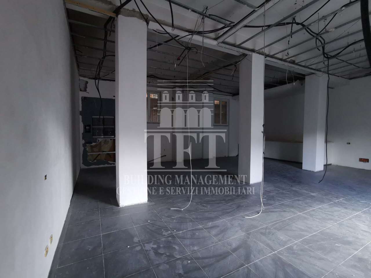 TWO-LEVEL ROOM WITH 3 SHOWCASES