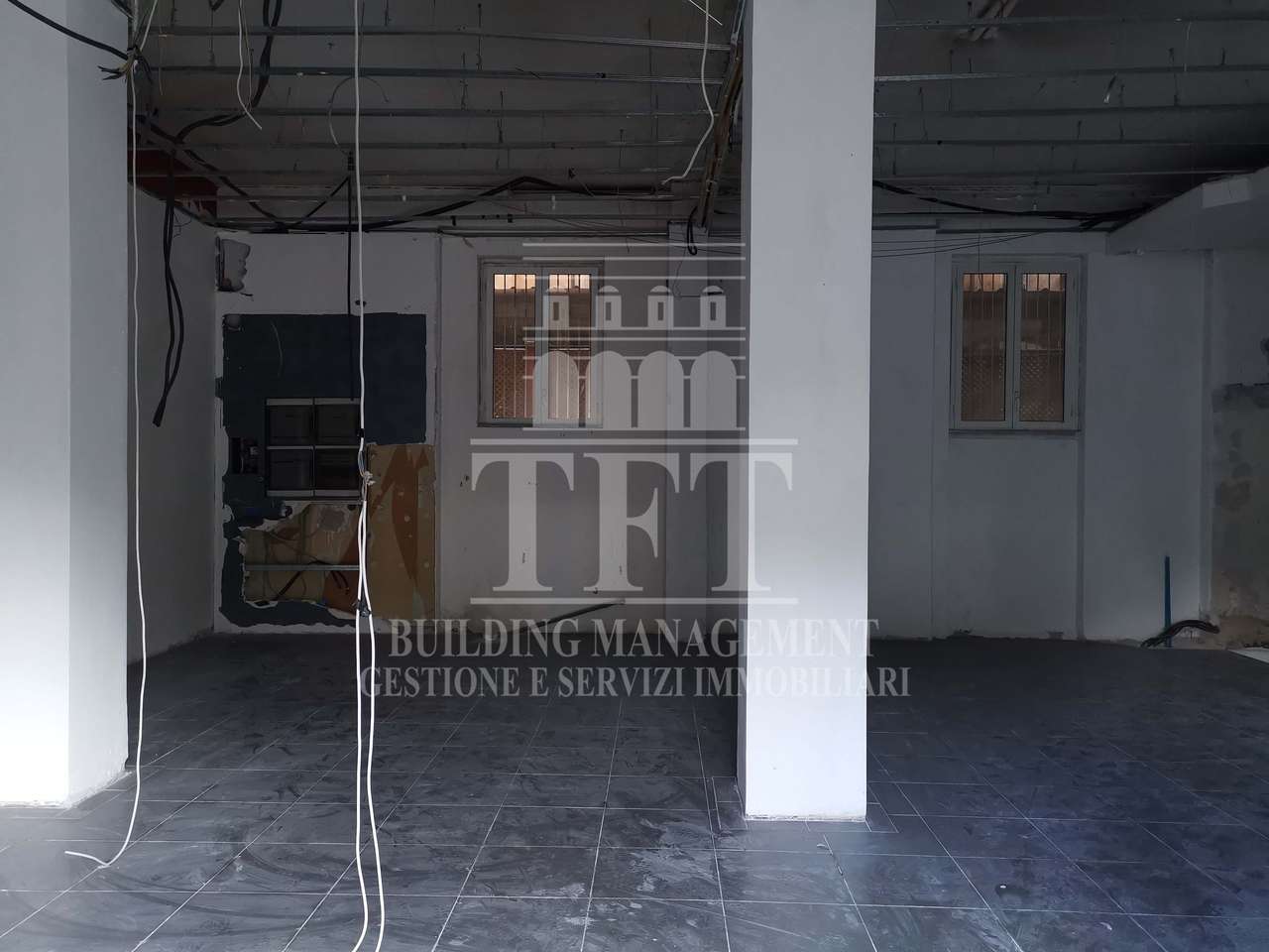 TWO-LEVEL ROOM WITH 3 SHOWCASES