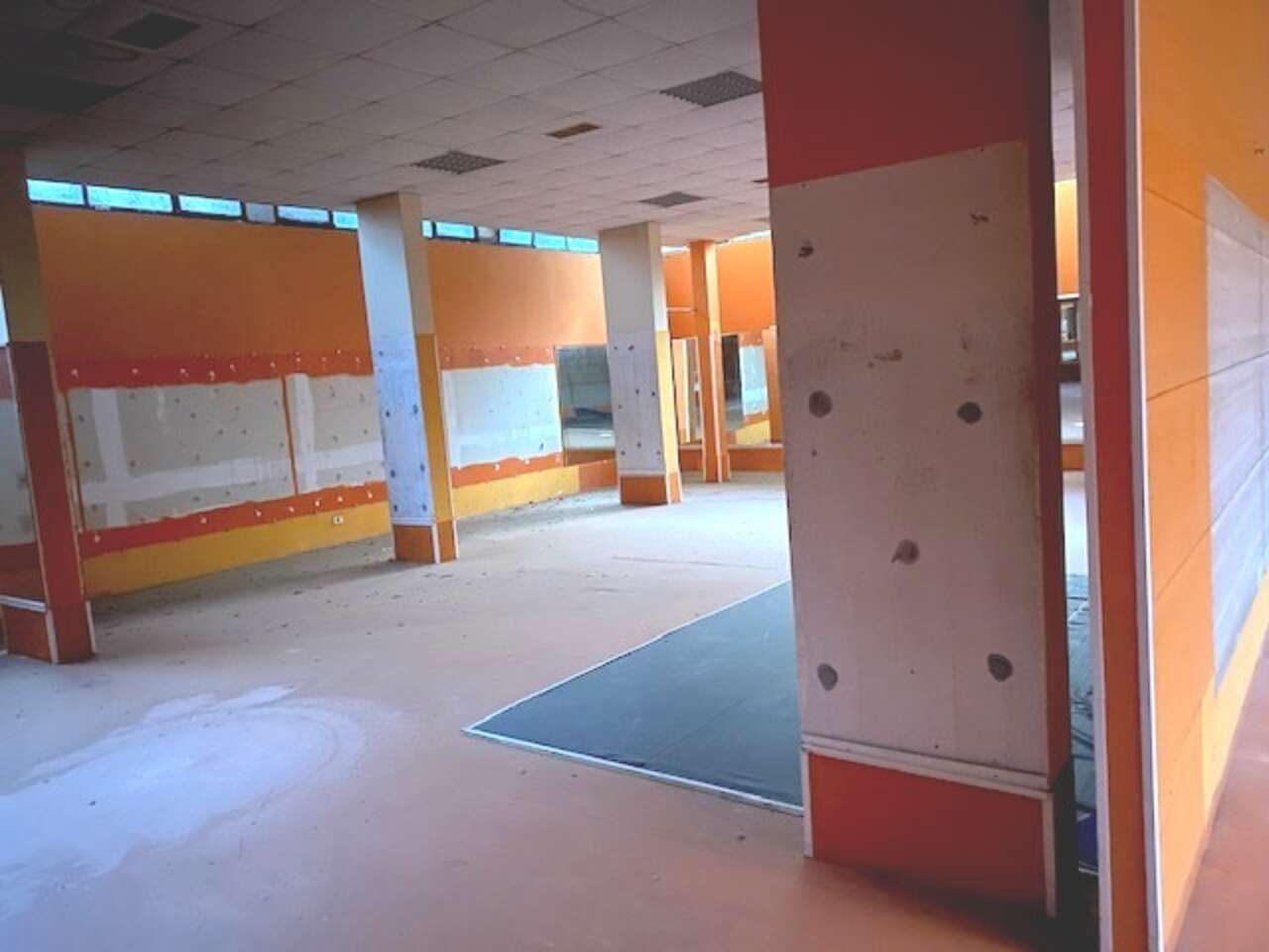 COMMERCIAL PREMISES TO RENOVATE COMMERCIAL PREMISES TO RENOVATE