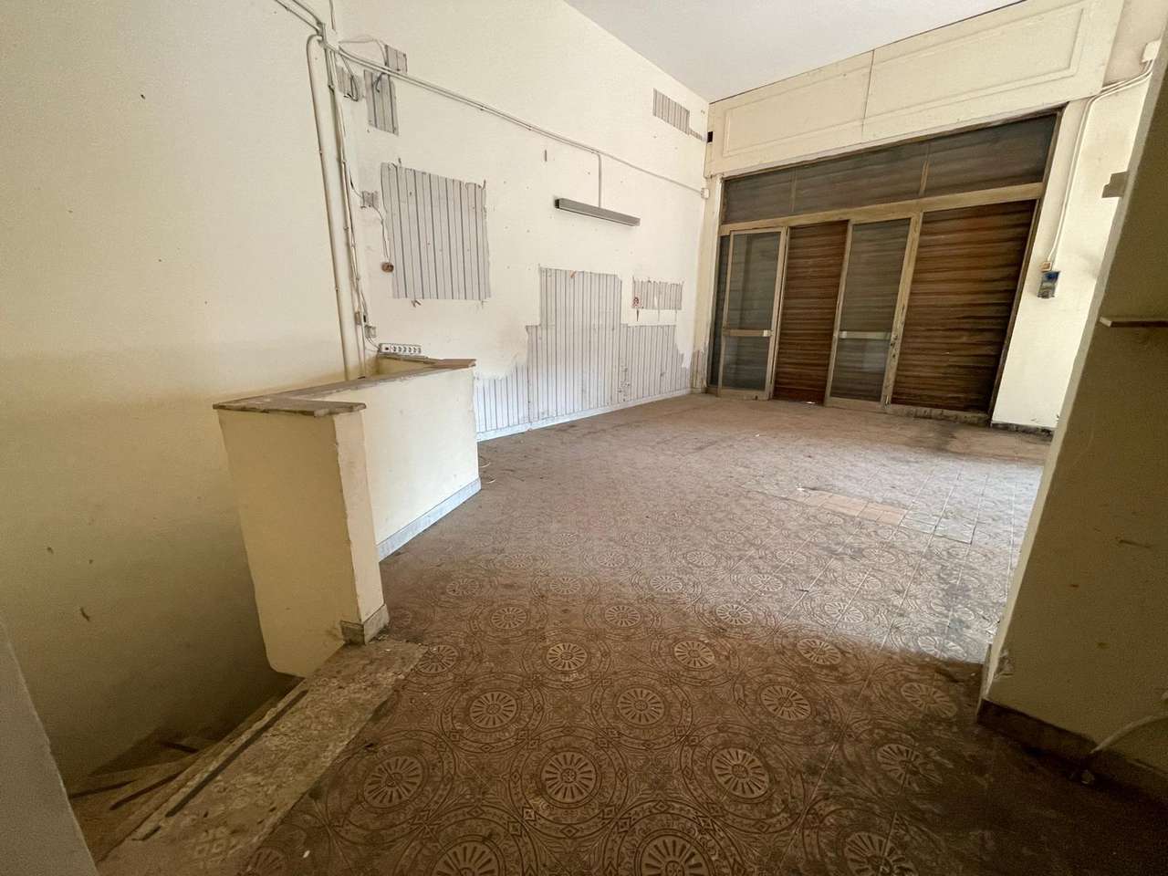 COMMERCIAL PREMISES WITH WINDOWS ON THE STREET