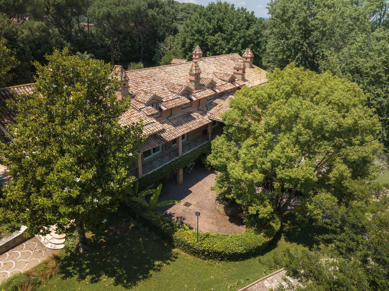 LUSSUOSA VILLA CON PARCO E PISCINA