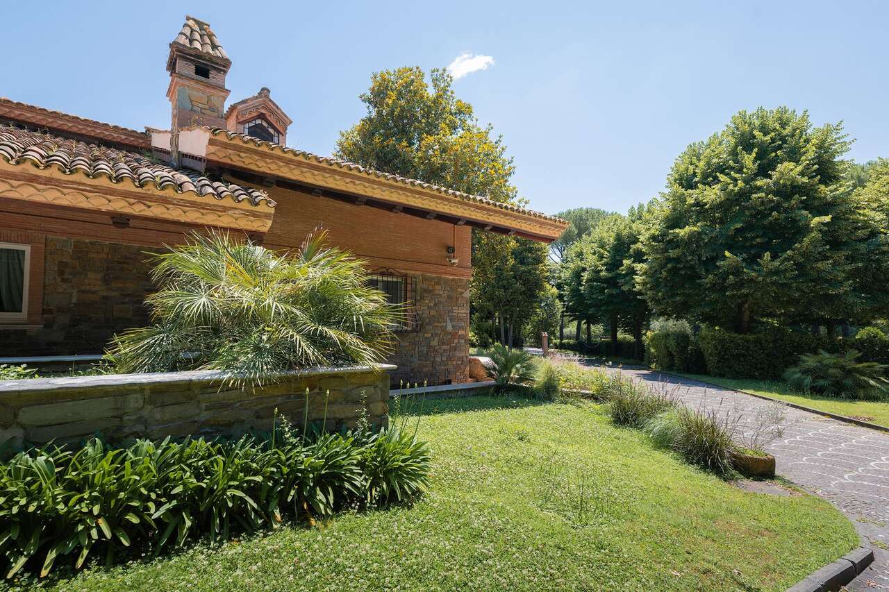LUSSUOSA VILLA CON PARCO E PISCINA
