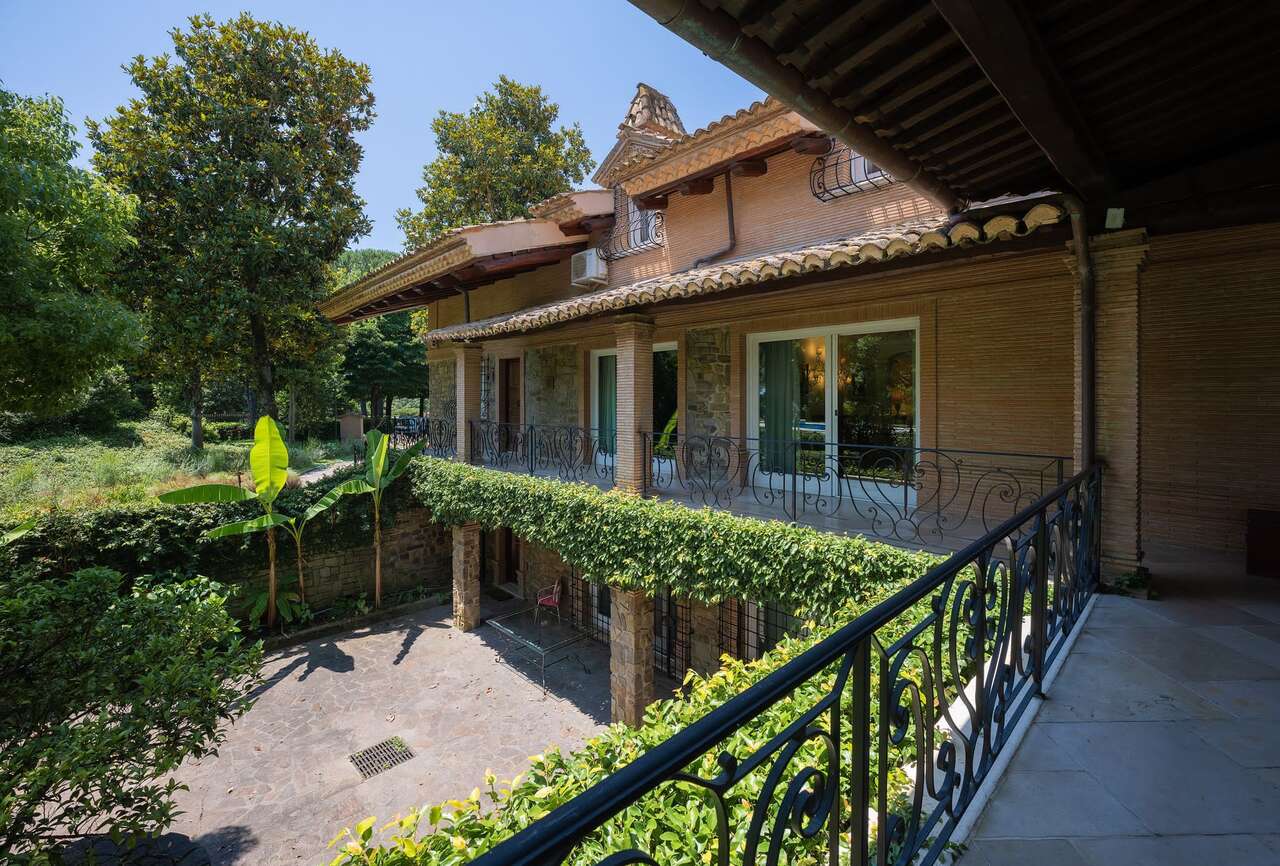 LUSSUOSA VILLA CON PARCO E PISCINA