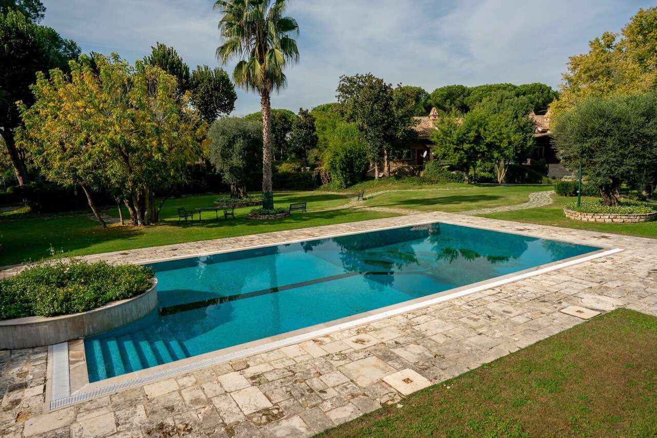 LUSSUOSA VILLA CON PARCO E PISCINA