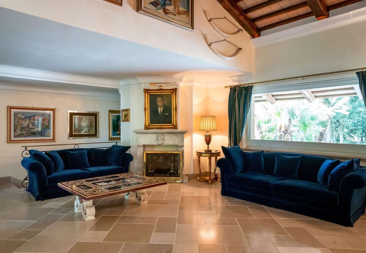 LUSSUOSA VILLA CON PARCO E PISCINA