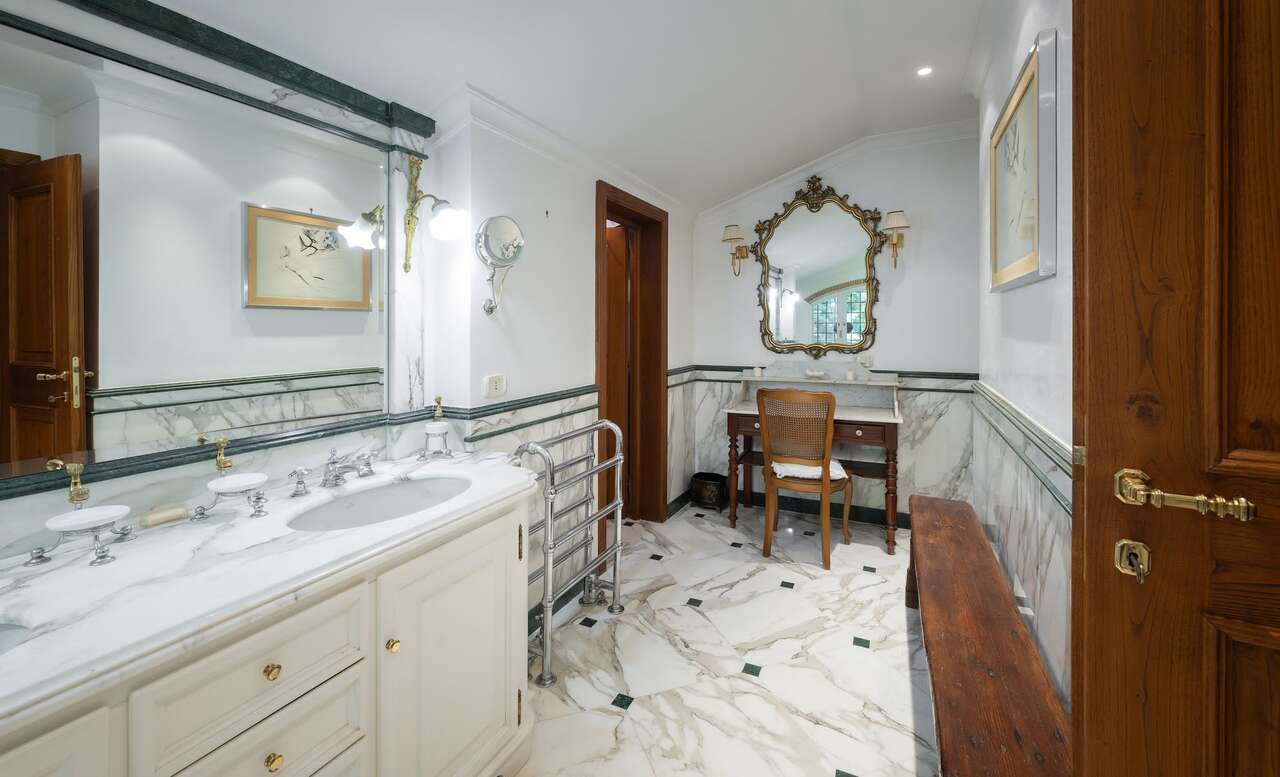 LUSSUOSA VILLA CON PARCO E PISCINA