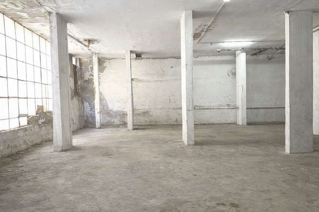 AMPIO LOCALE CON AUTORIMESSA DA RISTRUTTURARE AMPIO LOCALE CON AUTORIMESSA DA RISTRUTTURARE