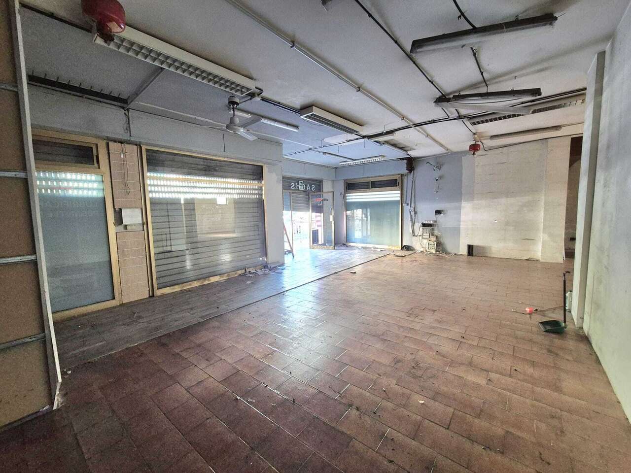 HIGH-VISIBILITY COMMERCIAL SPACE