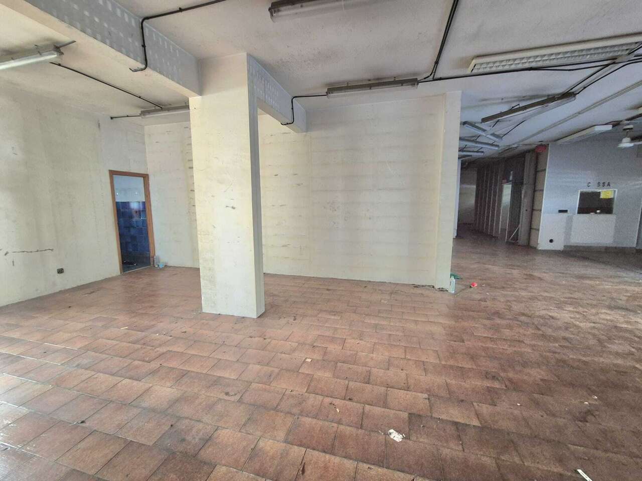 HIGH-VISIBILITY COMMERCIAL SPACE