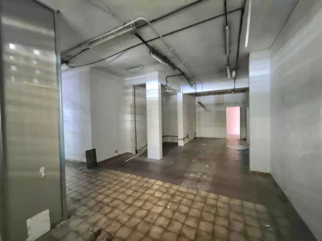 HIGH-VISIBILITY COMMERCIAL SPACE