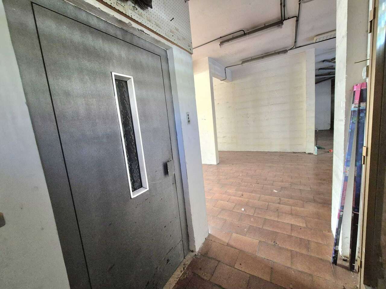 HIGH-VISIBILITY COMMERCIAL SPACE