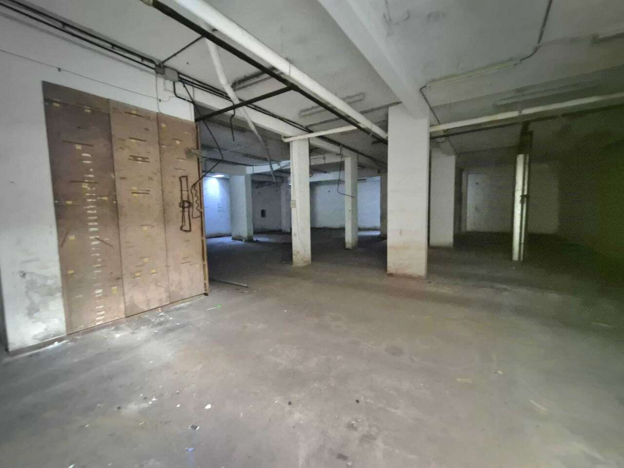 HIGH-VISIBILITY COMMERCIAL SPACE