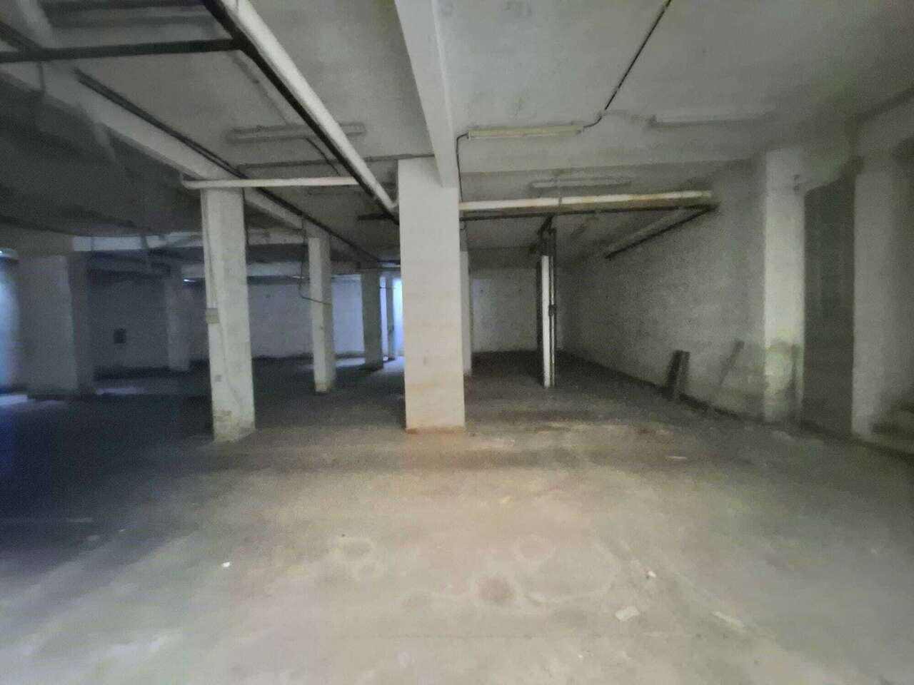 HIGH-VISIBILITY COMMERCIAL SPACE