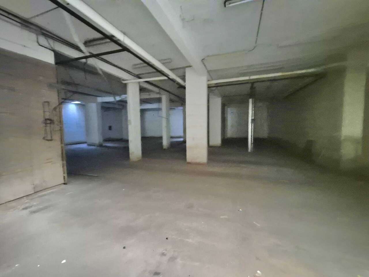 HIGH-VISIBILITY COMMERCIAL SPACE