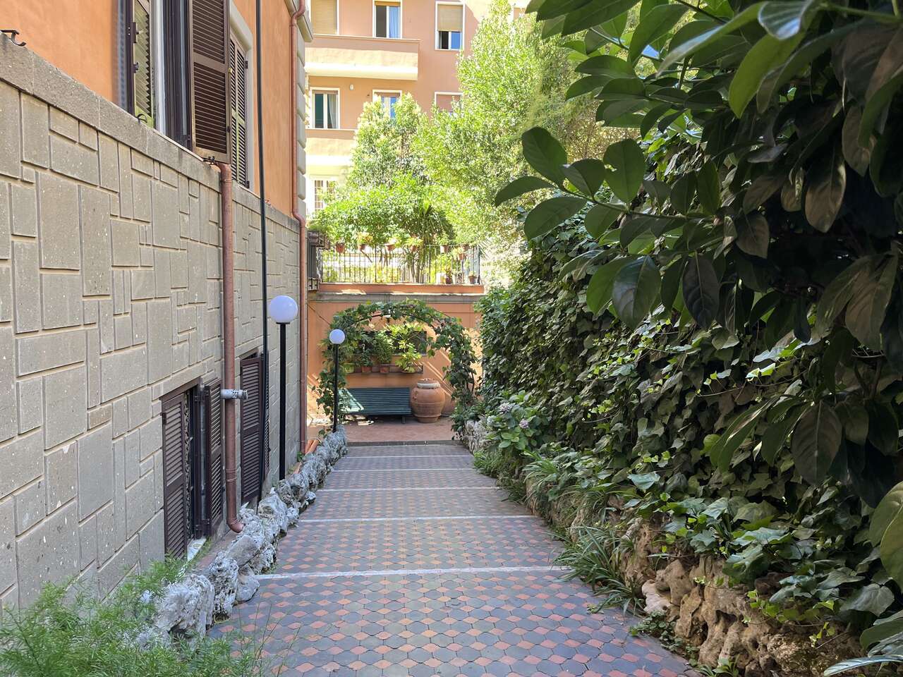 BRIGHT APARTMENT IN HISTORICAL BUILDING