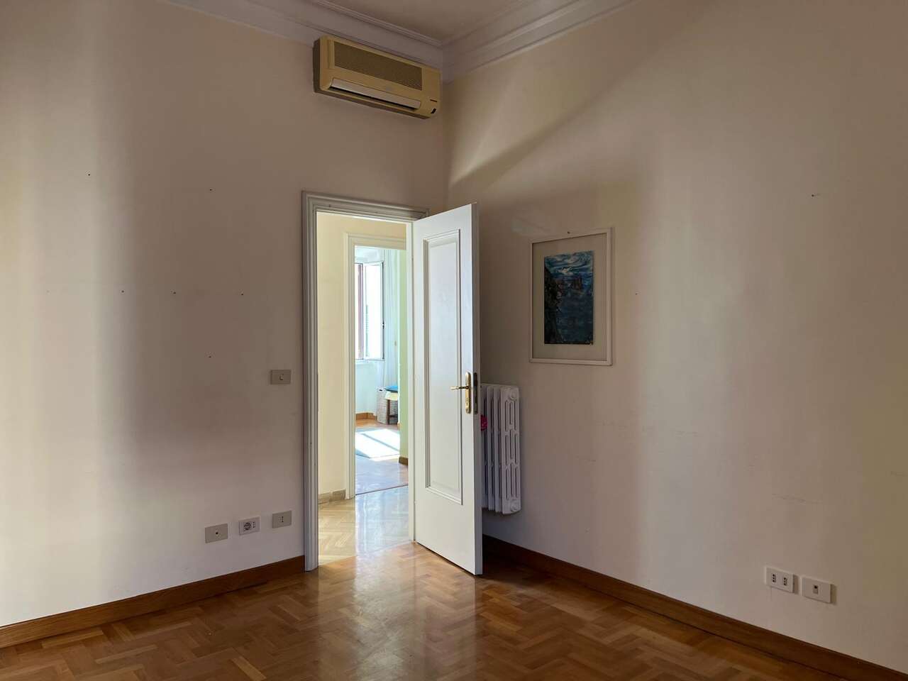 BRIGHT APARTMENT IN HISTORICAL BUILDING