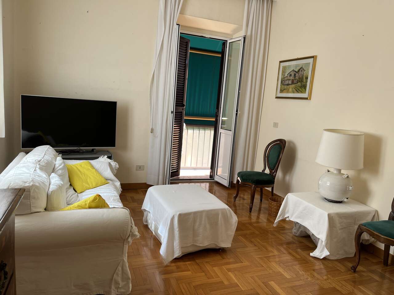 BRIGHT APARTMENT IN HISTORICAL BUILDING