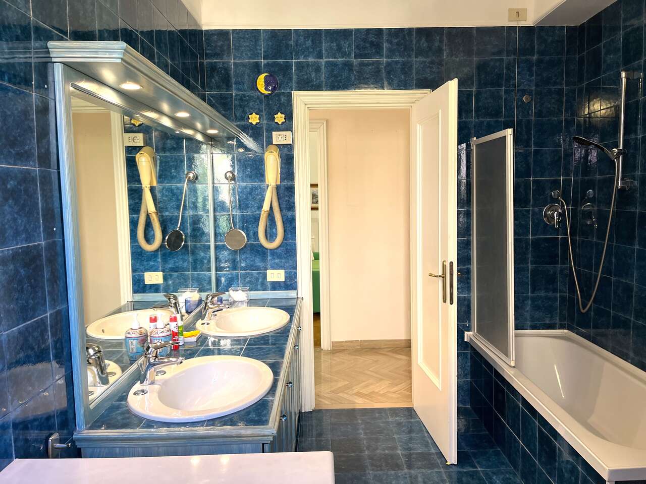 BRIGHT APARTMENT IN HISTORICAL BUILDING