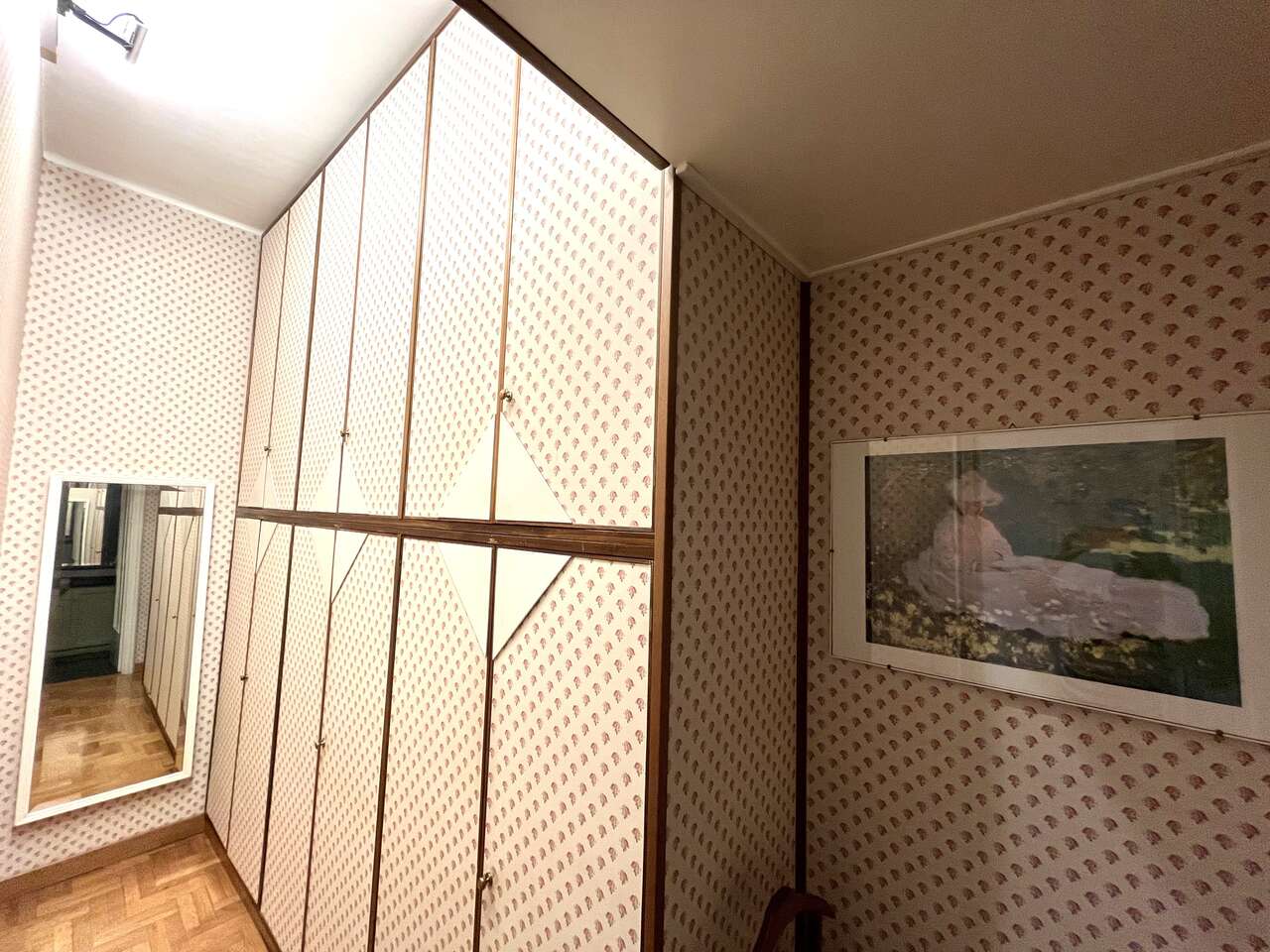 BRIGHT APARTMENT IN HISTORICAL BUILDING