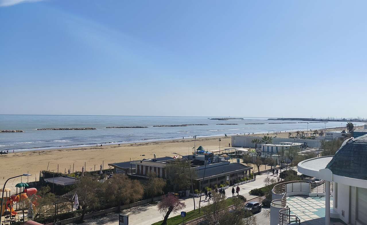 PESCARA VENDITA INTERO STABILE FRONTE MARE