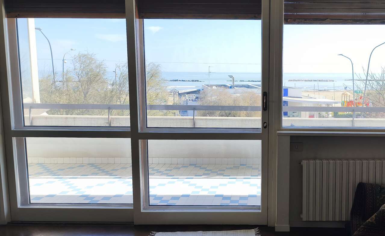 PESCARA VENDITA INTERO STABILE FRONTE MARE